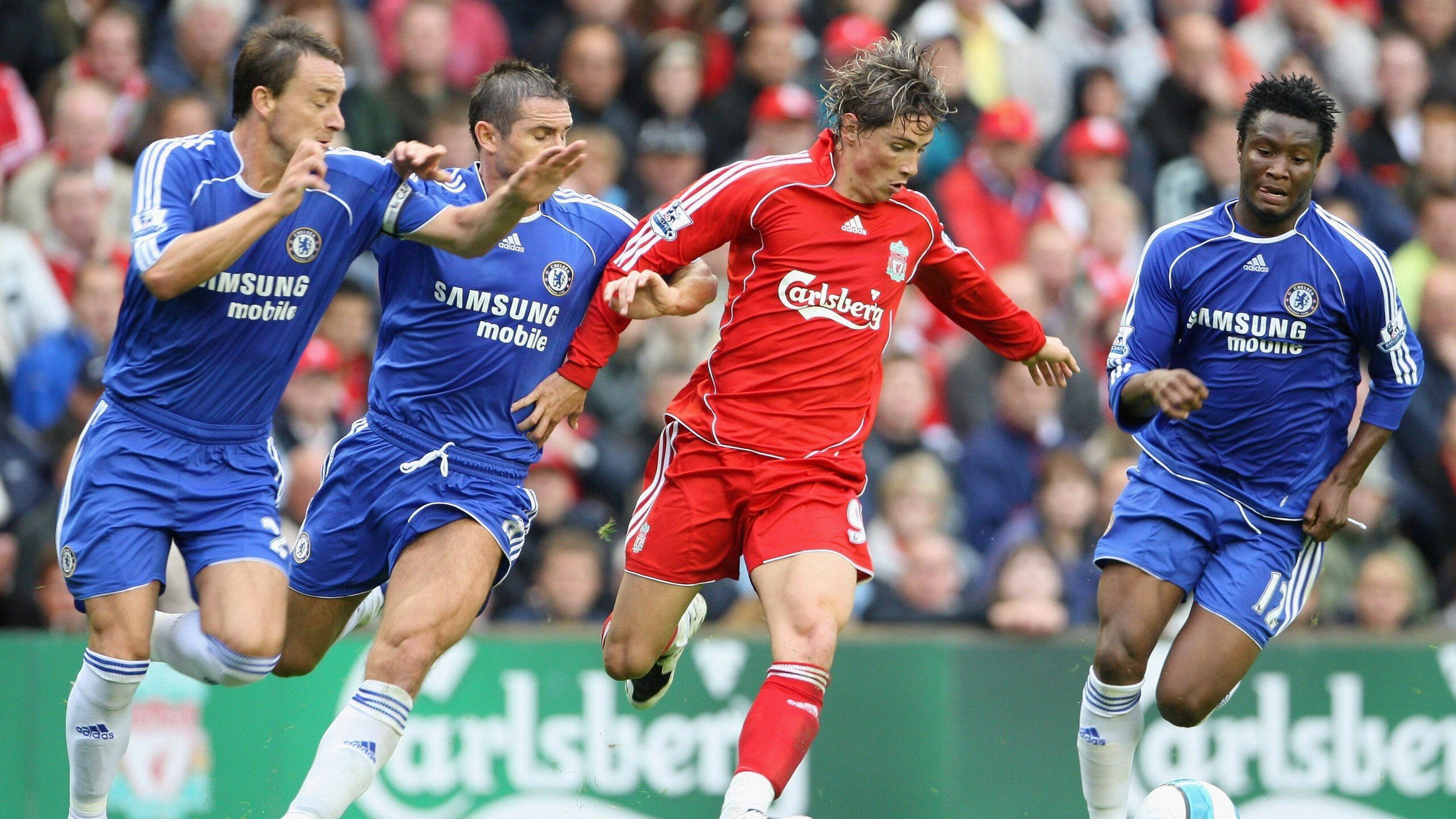 德甲激烈，教练强调战术应用，德甲球员撞教练