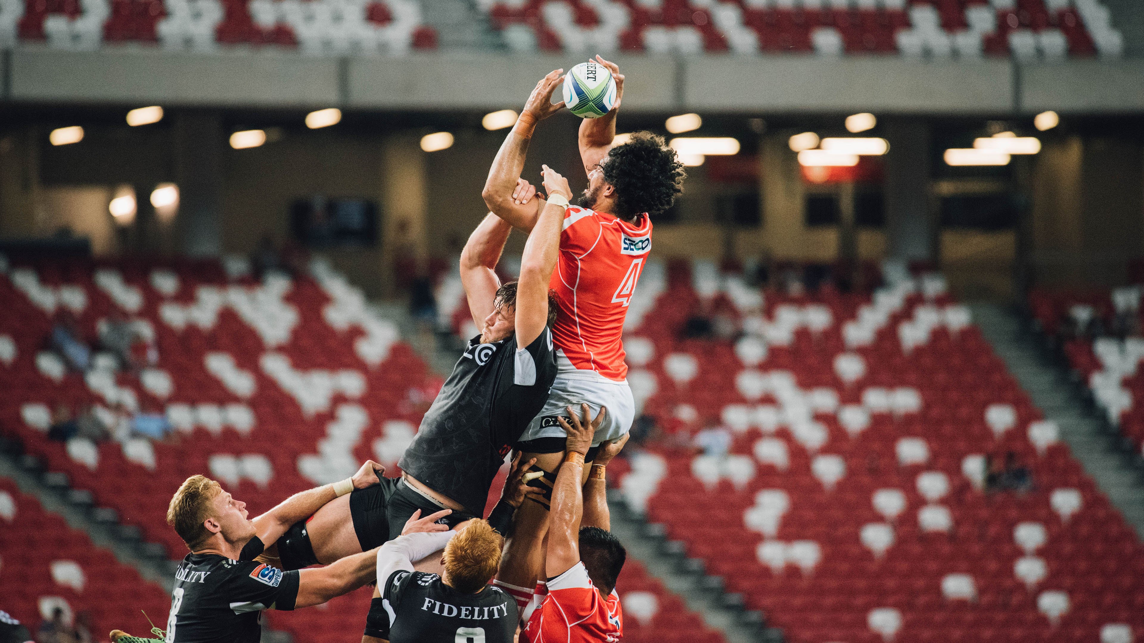 纪律风波：某球队因场外行为被重罚，矛头指向管理层，足球队纪律