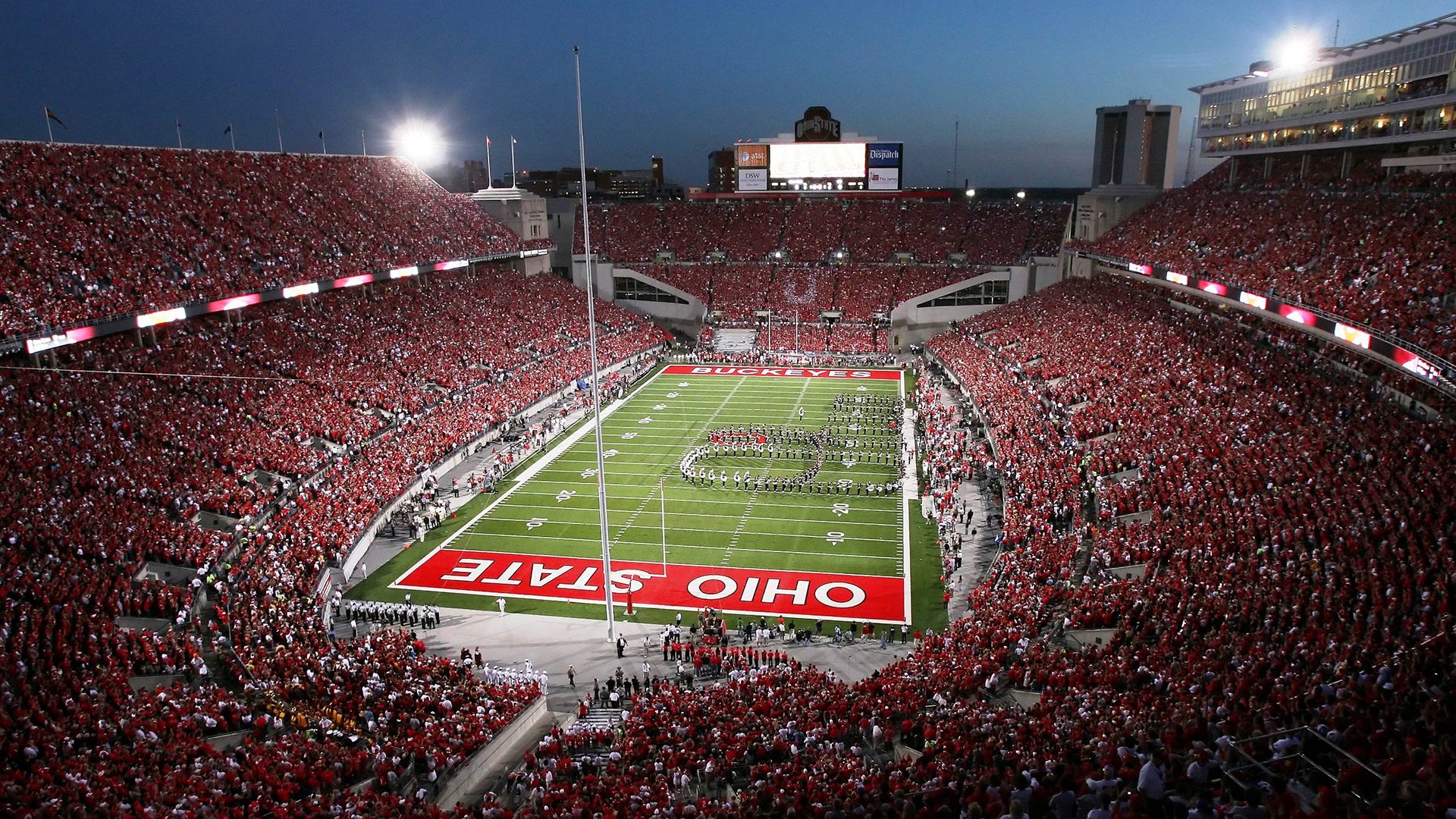 leyu官网-西甲：巴萨4-3艰难战胜塞维利亚，莱万梅开二度，巴萨4比1